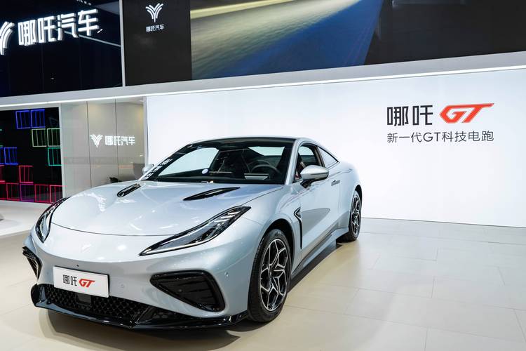 佛山219哪吒汽车在智能汽车领域的表现，领途汽车在新能源汽车市场中的影响力